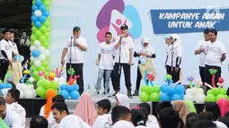 Ketua KPU  Arief Budiman bersama anak-anak dan remaja memberi sambutan pada cara Deklarasi Pemilu Ramah Anak di Gedung Bawaslu, Jakarta, Minggu (17/3). Deklarasi diikuti KPAI, KPU, Bawaslu dan Kementerian PPA. (Liputan6.com/Herman Zakharia)