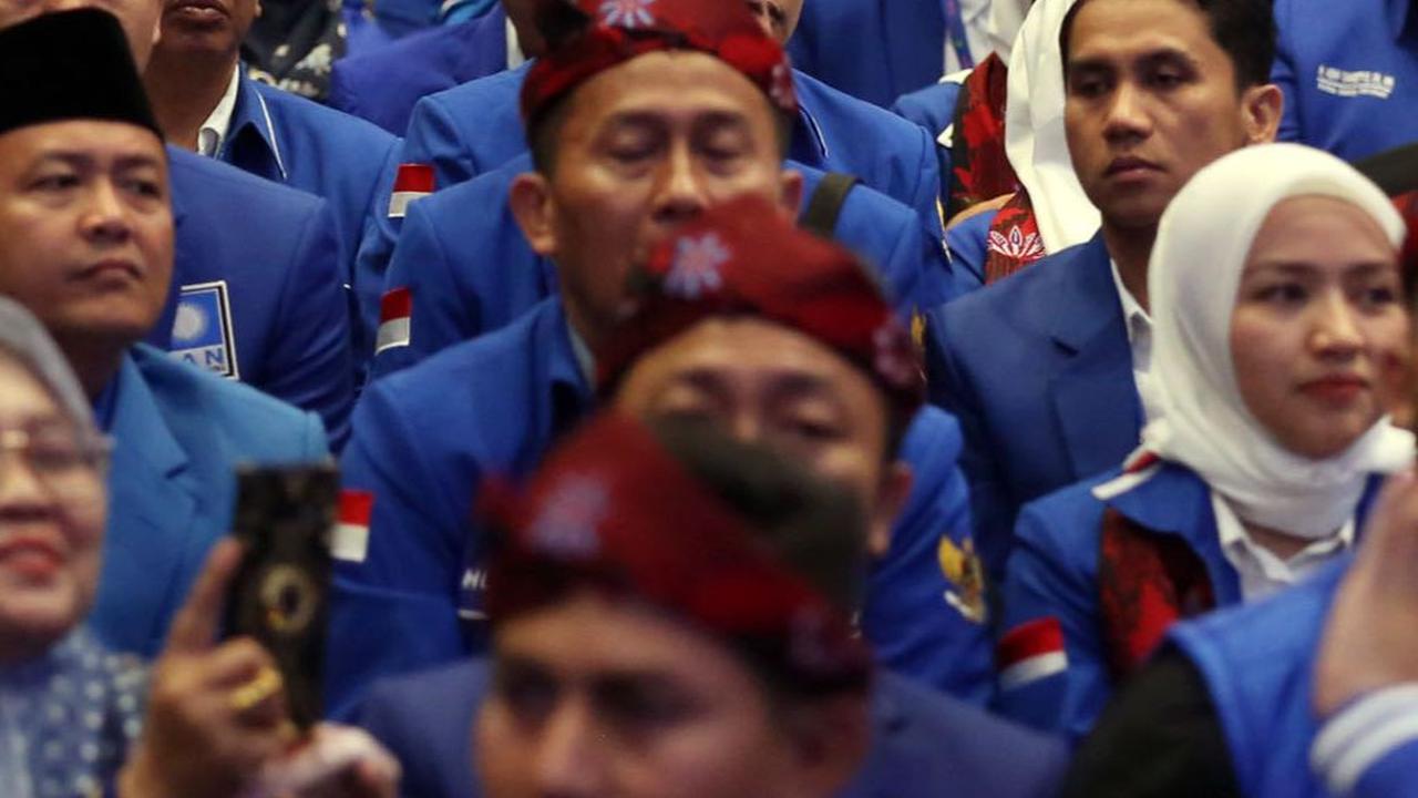 Mereka tampak hadir memadati kursi-kursi yang sudah disediakan untuk merayakan hari kelahiran partai berlambang matahari putih yang bersinar cerah itu.