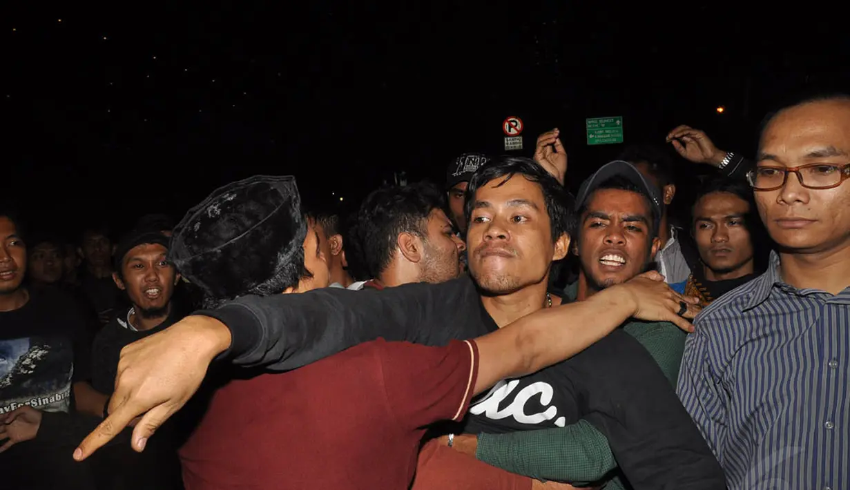 Seorang aktivis bahkan terlihat begitu emosi usai pembacaan vonis terhadap Anas Urbaningrum, Jakarta, (24/9/14). (Liputan6.com/Miftahul Hayat) 