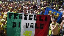 Fans Valentino Rossi di MotoGP Italia di Sirkuit Mugello, Minggu (3/6/2018). Lorenzo finis dengan catatan waktu 41 menit 43,230 detik. (AP/Antonio Calanni)