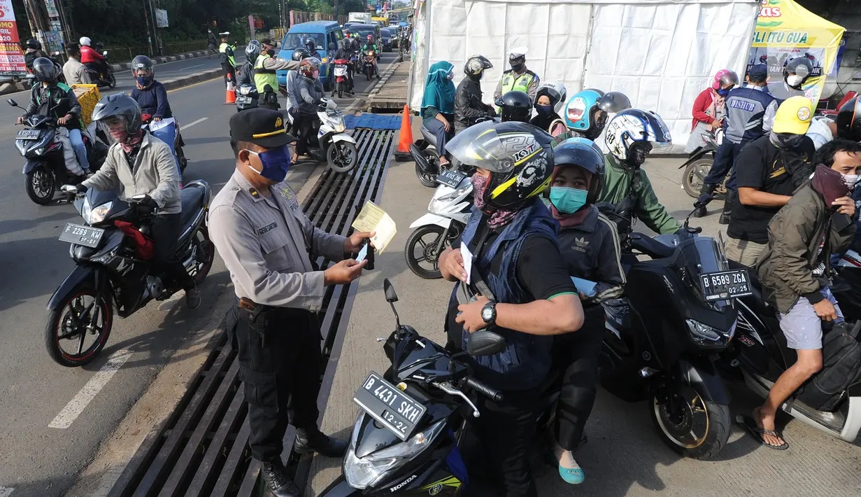 Petugas memeriksa identitas berupa surat nikah saat penerapan Pembatasan Sosial Berskala Besar (PSBB) pada check point di Jalan RE Martadinata, perbatasan dengan wilayah Bogor, Tangerang Selatan, Sabtu (18/4/2020). Hari ini Tangerang Raya melakukan  PSBB hingga 3 Mei 2020. (merdeka.com/Arie Basuki)