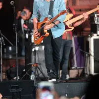 Baron mengungkapkan kesulitannya mengumpulkan para gitaris papan atas ini. Karena padatnya jadwal manggung masing-masing. Ia mengakui paling susah Eross SO7. Disamping sibuk, jadwalnya juga padat. (Andy Masela/Bintang.com)