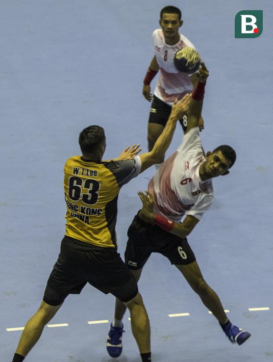 Atlet bola tangan Indonesia, Sir Oni Arianus, berusaha memasukan bola saat melawan Hongkong pada laga Grup C Asian Games di GOR Popki, Jakarta Timur, Senin (13/8/2018). Indonesia kalah 17-40 atas Hongkong. (Bola.com/Vitalis Yogi Trisna)