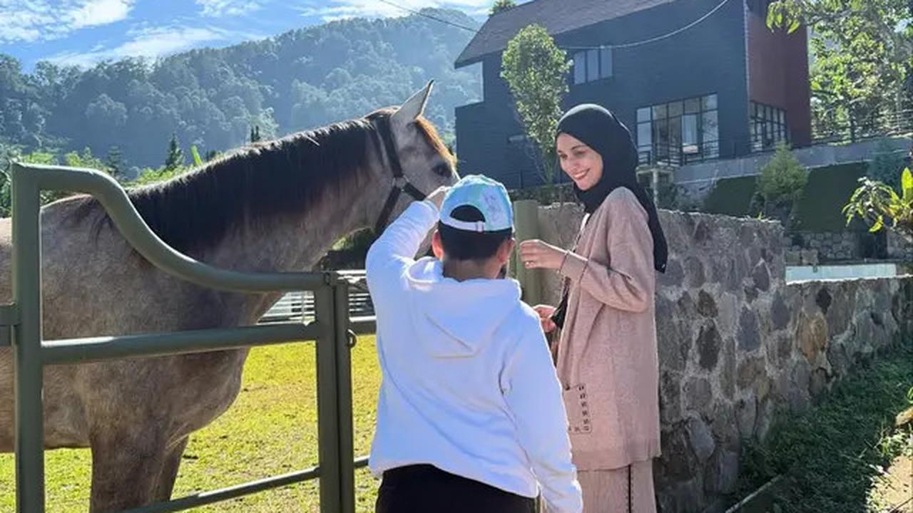 Suasana Rumah Baru Shireen Sungkar di Puncak, Ada Kandang Kuda dan Pemandangan Gunung