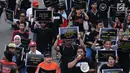 Aktivis Koalisi Masyarakat Sipil Anti Korupsi melakukan aksi jalan santai Indonesia Berkabung di kawasan Bundaran HI Jakarta, Minggu (1/10). Aksi ini reaksi menyikapi dicabutnya status tersangka Setya Novanto. (Liputan6.com/Helmi Fithriansyah)