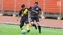 Wagub DKI Jakarta, Sandiaga Uno (kanan) berebut bola dengan pemain Artis Komando FC di Stadion Soemantri Brodjonegoro, Jakarta, Senin (29/1). Tiga tim beradu kemampuan dalam ajang Trofeo 2018. (Liputan6.com/Helmi Fithriansyah)