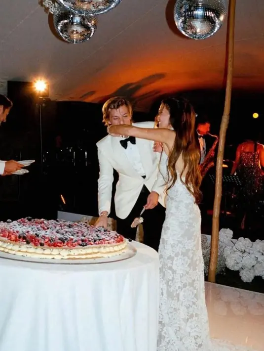 Saat resepsi, Brown mengganti gaunnya dengan gaun backless model halterneck dari Oscar de la Renta. [@milliebobbybrown]