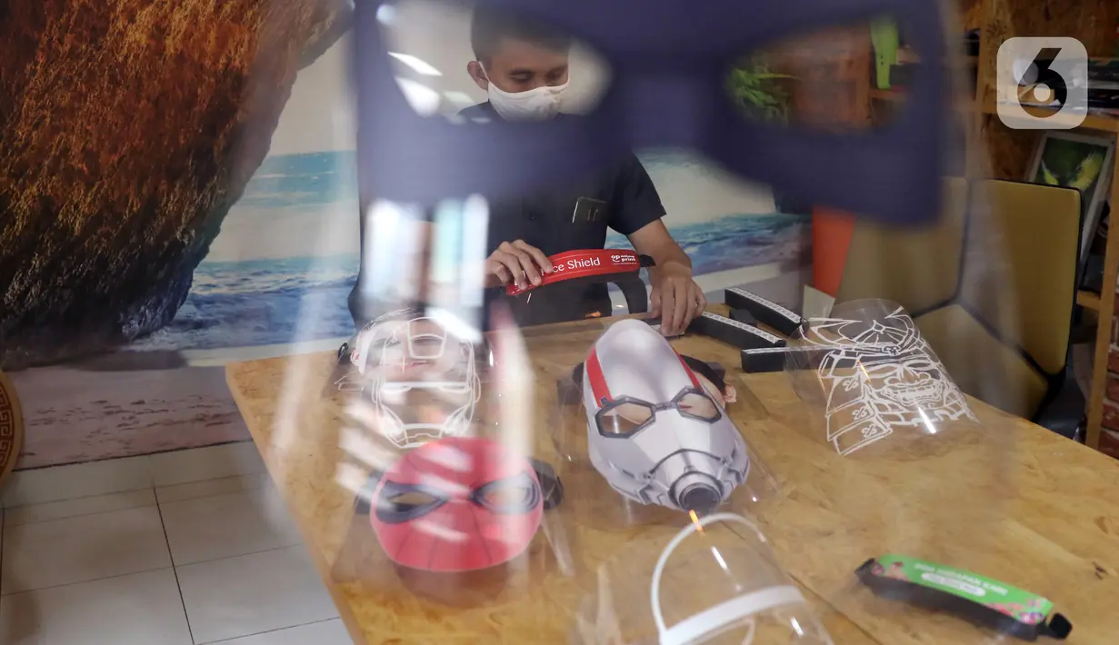 Pekerja memproduksi dummy face shield atau pelindung wajah karakter di Percetakan Bintang Sempurna, Bendungan Hilir, Jakarta, Rabu (24/6/2020). Pelindung wajah karakter tersebut dibanderol dengan harga Rp 35 ribu hingga Rp 50 ribu per buah. (Liputan6.com/Angga Yuniar)
