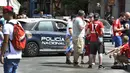 Mobil patroli berjaga di tengah suporter Bayern Muenchen Mayor sebelum pertandingan leg kedua perempat final Liga Champions antara Real Madrid dan Bayern Muenchen di stadion Santiago Bernabeu, Spanyol (18/4). (AFP Photo / Gerard Julien)