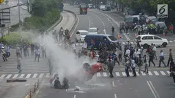 Sebuah adegan yang melibatkan mobil terlihat saat proses syuting film dokumenter di kawasan Sarinah, Jalan MH Thamrin, Jakarta Pusat, Sabtu (14/4). Untuk keperluan syuting itu, sebagian ruas jalan MH Thamrin ditutup sementara. (Merdeka.com/Imam Buhori)