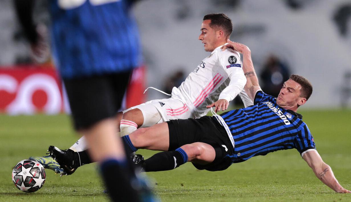 Pemain Real Madrid, Lucas Vazquez, berebut bola dengan pemain Atalanta, Robin Gosens, pada laga Liga Champions di Stadion Alfredo di Stefano, Rabu (17/3/2021). Real Madrid menang dengan skor 3-1. (AP/Bernat Armangue)