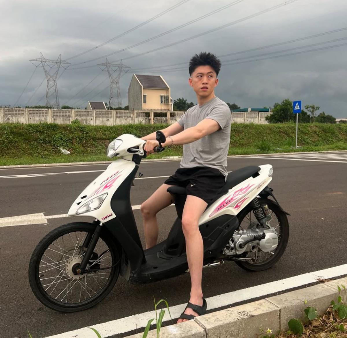 Rich Brian Santai Naik Motor Matic di Indonesia, Gayanya Bikin Warganet Terhibur