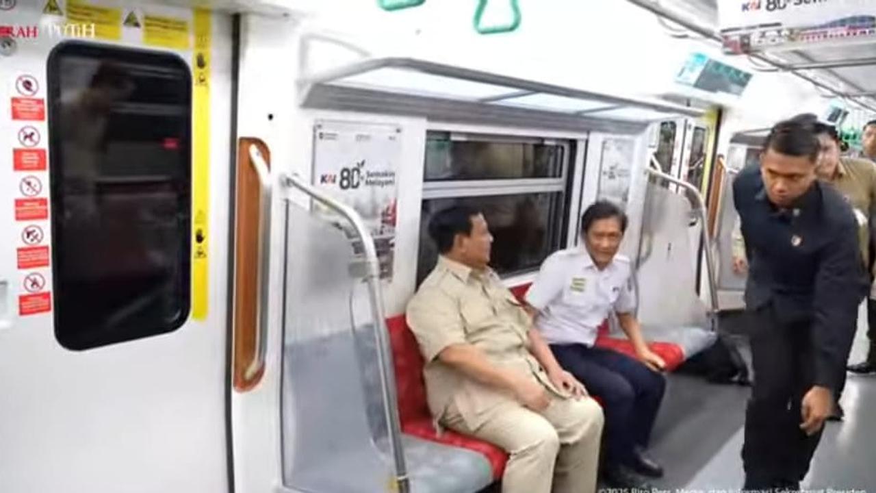 Prabowo Duduk Berdampingan dengan Dirut KAI