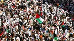 Para pengunjuk rasa berkumpul di Lapangan Tahrir selama demonstrasi anti-Israel di Baghdad pada 13 Oktober 2023. (Ahmad Al-rubaye/AFP)