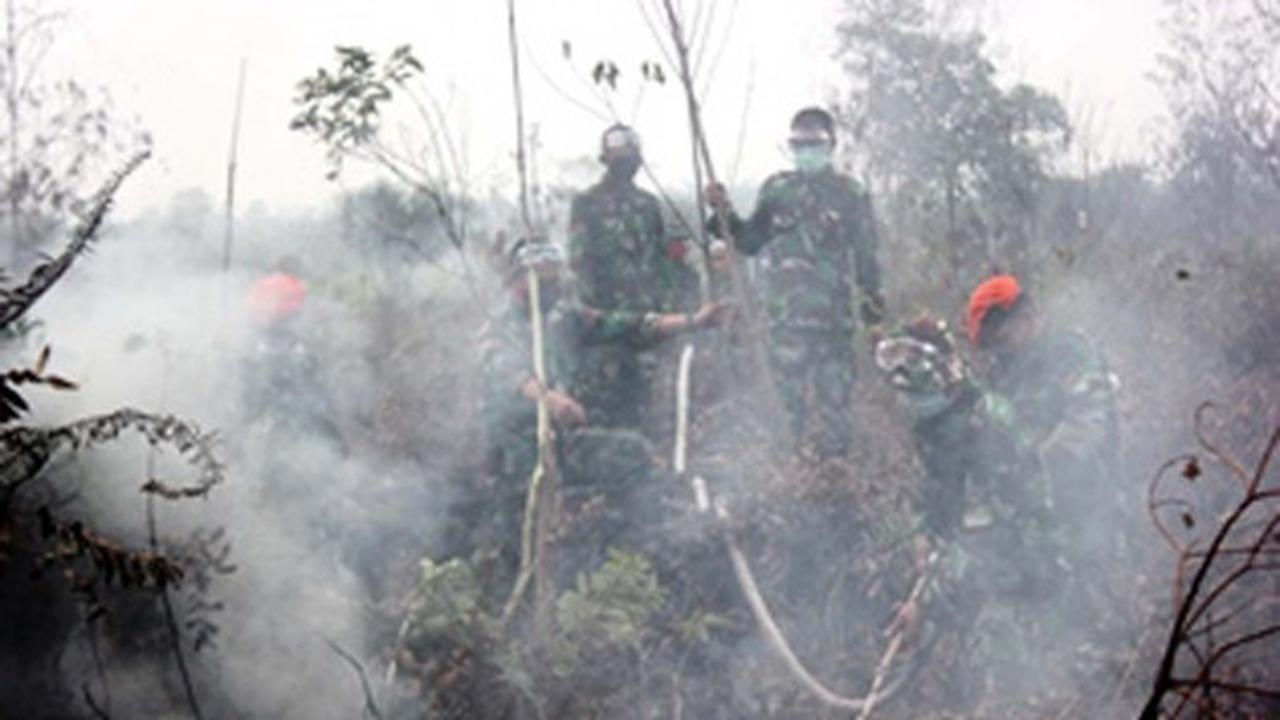 Aksi Paskhas atasi kabut asap di Pekanbaru