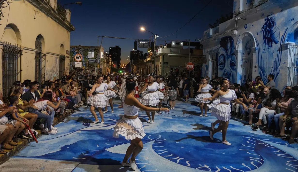 Penari Candombe tampil dalam parade karnaval "Las llamadas" di Montevideo, Uruguay, Kamis (10/2/2022). Parade karnaval "Las llamadas" adalah festival candombe populer yang diadakan setiap tahun di Montevideo pada bulan Februari. (AP Photo/Matilde Campodonico)