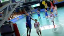 Pemain SMA IPH Surabaya melakukan dunk ke dalam ring SMA N 116 Jakarta saat kompetisi Pop Mie InstaHits Basketball, Senayan, Minggu (17/2/2015). Kompetisi dimenangkan SMA N 116 dengan skor 74-72.(Liputan6.com/Faisal R syam)