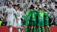 Para pemain Real Sociedad merayakan gol di depan para pendukung Real Madrid. Real Sociedad menang 4-3 atas Real Madrid di laga perempat final Copa del Rey yang digelar di Santiago Bernabeu, Jumat (7/2/2020) dini hari WIB. (Javier Soriano/AFP)