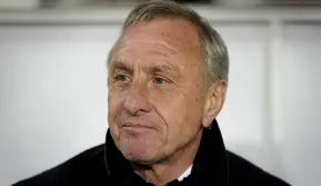 Johan Cruyff. Eks pelatih yang wafat pada 24 Maret 2016 di usia 68 tahun ini merupakan pelatih ketiga asal Belanda yang mampu meraih trofi Piala Champions. Ia meraihnya di musim ke-4 membesut Barcelona pada musim 1991/1992 usai mengalahkan Sampdoria 1-0 di partai final. Total ia menukangi Ajax selama 8 tahun, mulai Mei 1988 hingga Mei 1996. (AFP/Josep Lago)