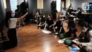 Peserta terpilih mendapat arahan pada kelas tari Indonesia Menuju Broadway: Online & Offline Musical Theater Conservatory di Jakarta, Sabtu (26/03/2022). Kegiatan ini menggunakan silabus yang diadaptasi dari pelajaran tahun pertama konservatori/sekolah musik di Amerika Serikat. (Liputan6.com/HO/ID)