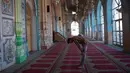 Seorang pria malaksanakan Salat di sebuah masjid selama penguncian nasional yang diberlakukan pemerintah sebagai tindakan pencegahan terhadap coronavirus COVID-19, di Rawalpindi, Pakistan (19/4/2020). (AFP/Farooq Naeem)