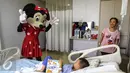  Seorang boneka Minie Mouse menghibur pasien anak di Rumah Sakit Siloam Karawaci, Tangerang, Sabtu (23/7). Kegiatan ini sebagai bentuk apresiasi untuk orang tua yang mempercayakan kesehatan pasien anak kepada rumah sakit. (Liputan6.com/Fery Pradolo) 
