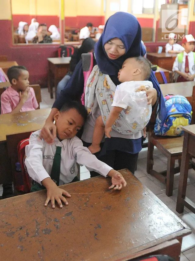 Orangtua di Hari Pertama Sekolah
