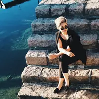 Gisela Cindy, dengan rambut bondolnya tetap tampil trendy dan menggemaskan. Terlebih, ia selalu berbusana seksi di berbagai kesempatan. Seperti yang diketahui sekarang ini ia tengah menyelesaikan pendidikannya di luar negeri. (Instagram/giselacindy12)