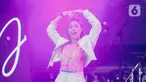 Aksi panggung Marion Jola saat tampil dalam festival musik Love Fest 2020 di Istora Senayan, Jakarta, Sabtu (22/2/2020). Dalam penampilannya Marion membawakan sejumlah lagu hitsnya seperti tak ingin pisah lagi, rayu, favorite sin. (Liputan6.com/Faizal Fanani)
