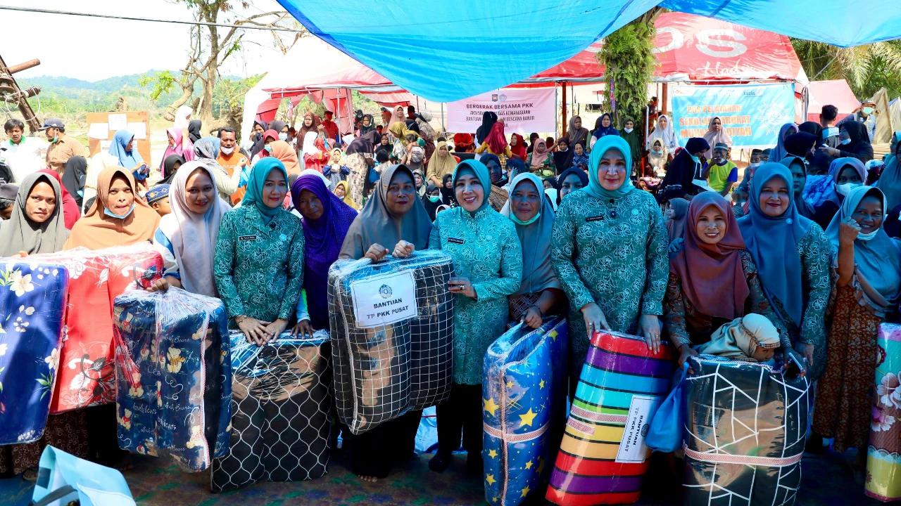 Kunjungi Dusun Sunting, Ketua Umum TP PKK Pusat Tri Tito Karnavian Salurkan Bantuan di Aceh Tamiang