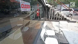 Sebuah papan bertuliskan "closed" terpasang di pintu masuk toko Rumah Tua Vape, kawasan Pejompongan, Jakarta, Senin (11/9). Di toko ini, Abi Qowi Suparto (20) tewas dikeroyok karena diduga mencuri di Rumah Tua Vape Tebet. (Liputan6.com/Immanuel Antonius)