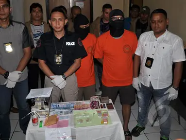 Anggota kepolisian menunjukan barang bukti kasus narkotika gitaris grup band Padi, Ari Tri Susanto di Polres Metro, Jakarta Selatan, Kamis (22/1/2015). (Liputan6.com/Miftahul Hayat)