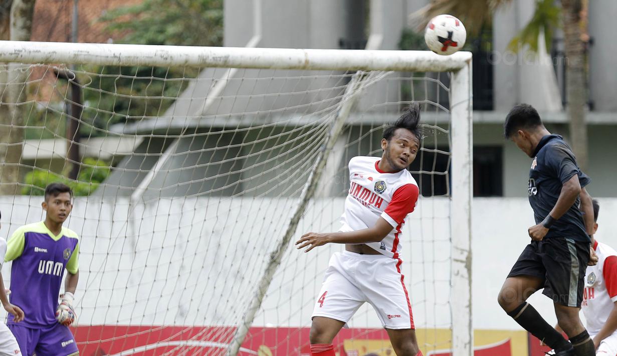 Pemain UMM duel udara dengan pemain STIMED Nusa Palapa pada laga Torabika Cup 2017 di Stadion Cakrawala, Malang, Rabu (22/11/2017). UMM Imbang 2-2 dengan STIMED Nusa Palapa. (Bola.com/M Iqbal Ichsan)