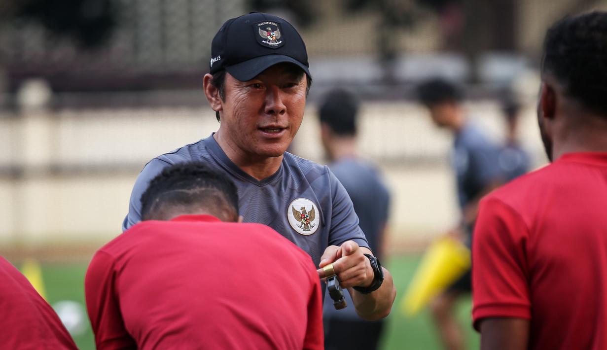 <p>Reaksi kebingungan pelatih Kepala Timnas Indonesia, Shin Tae-yong saat bersalaman dengan Yakob dan Yance Sayuri pada latihan perdana Timnas Indonesia yang berlangsung di Stadion PTIK, Jakarta, Senin (20/03/2023) sore WIB. Skuad Garuda rencananya akan melakoni laga FIFA Match Day melawan Burundi pada 25 dan 28 Maret 2023 di Stadion Patriot Candrabhaga, Bekasi. (Bola.com/Bagaskara Lazuardi)</p>