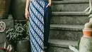 Kain batik berpotongan celana dengan motif dua warna ini jadi andalan Wanda Hamidah karena versatile dipakai dalam berbagai kesempatan, dari liburan sampai pekerjaan (Foto: Instagram @wanda_hamidah)