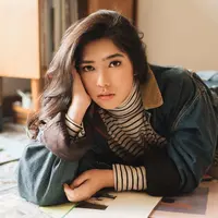 Selain bersuara bagus, penyanyi ini punya selera fashion yang keren. (Sumber foto: isyanasarasvati/instagram)