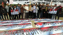 Sejumlah tokoh masyarakat Kabupaten Cianjur membawa piala di Gedung KPK, Jakarta, Selasa (18/12). Piala itu diberikan sebagai apresiasi atas operasi tangkap tangan (OTT) Bupati Cianjur Irvan Rivano Muchtar oleh KPK. (Merdeka.com/Dwi Narwoko)