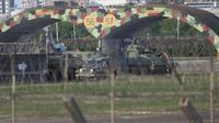 Penampakan personel Angkatan Darat Taiwan di pangkalan udara di Hsinchu, Taiwan utara, pada Selasa (10/12/2024), di tengah pernyataan Kementerian Pertahanan Taiwan bahwa mereka mendeteksi kapal angkatan laut dan pesawat militer China dalam jumlah besar. (Dok. AP/Chiang Ying-ying)&nbsp;&nbsp;&nbsp;&nbsp;&nbsp;