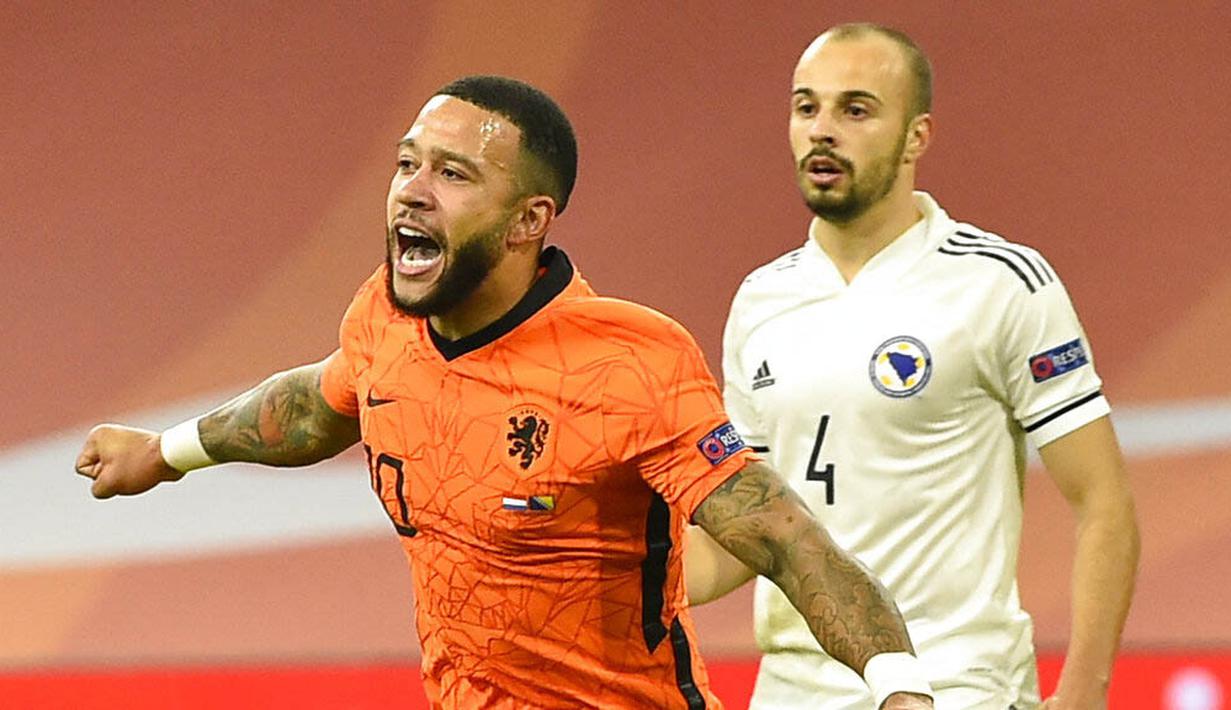 Pemain Belanda, Memphis Depay, melakukan selebrasi usai mencetak gol ke gawang Bosnia and Herzegovina pada laga UEFA Nations League di Johan Cruyff ArenA, Senin (16/11/2020). Belanda menang dengan skor 3-1. (John Thys/Pool via AP)