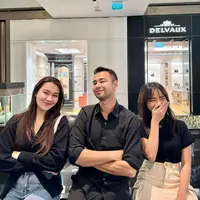Raffi Ahmad berada di tengah-tengah Fuji dan Aaliyah Massaid. (Instagram @raffinagita1717)
