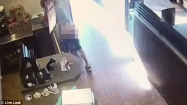 wanita lempar kotoran ke pegawai restoran (Boldsky/Liveleak)