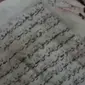 Alquran yang ditulis tangan dengan menggunakan tinta dari getah pohon dilestarikan hingga kini.