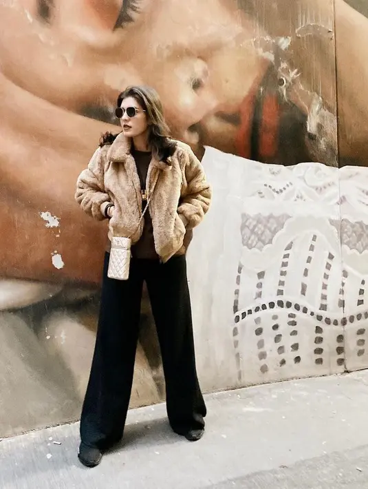 Jelang berkepala 4, Carissa Putri tetap tampil stylish seperti potret ini. Perempuan 37 tahun itu memadukan fur jacket dengan t-shirt dan celana kulot. Tak lupa kacamata yang bikin tampilannya makin standout! (Instagram/carissa_puteri).