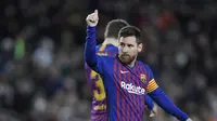 Striker Barcelona Lionel Messi merayakan gol ke gawang Eibar pada laga La Liga di Camp Nou, Minggu (13/1/2019). (AFP/Lluis Gene)