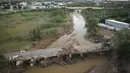 Pemandangan jembatan yang rusak setelah Badai Fiona menghantam Villa Esperanza di Salinas, Puerto Rico, Rabu, 21 September 2022. Tidak ada kematian yang dilaporkan dalam bencana tersebut. (AP Photo/Alejandro Granadillo)