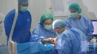 Tim dokter bedah mata RS Mata JEC @ Menteng sedang melakukan tindakan operasi kelopak mata pada pasien di Jakarta (11/05). (Foto: Dokumen/JEC Eye Hospital & Clinics)