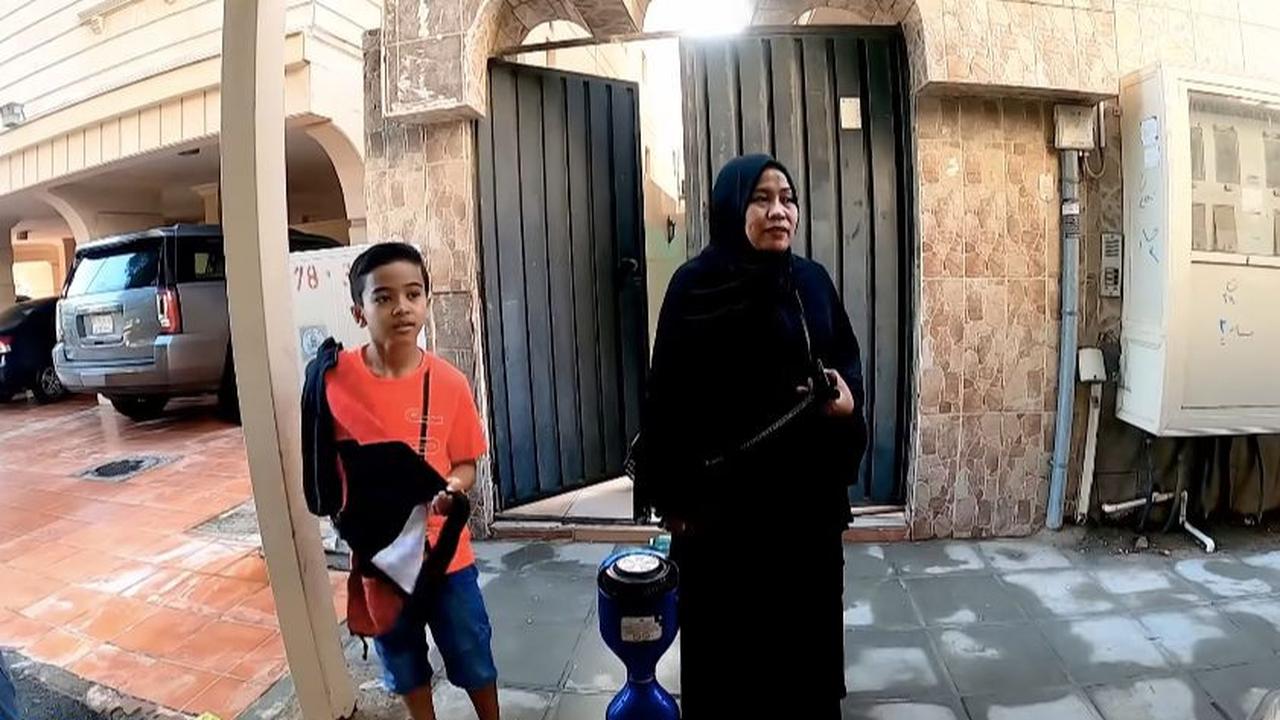 Saat didatangi, Farid bersama sang ibunda hendak pergi ke sebuah pantai untuk berlibur. <br>