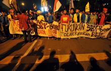 Tolak kenaikan BBM, mahasiswa bakar ban 