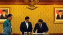Pejabat baru Menpan-RB, Asman Abnur (kanan) menandatangani berkas serah terima jabatan dari pejabat lama Yuddy Chrisnandi di Kemenpan RB, Jakarta, Rabu (27/7). Asman Abnur resmi menjabat Menpan-RB menggantikan Yuddy. (Liputan6.com/Helmi Fithriansyah)