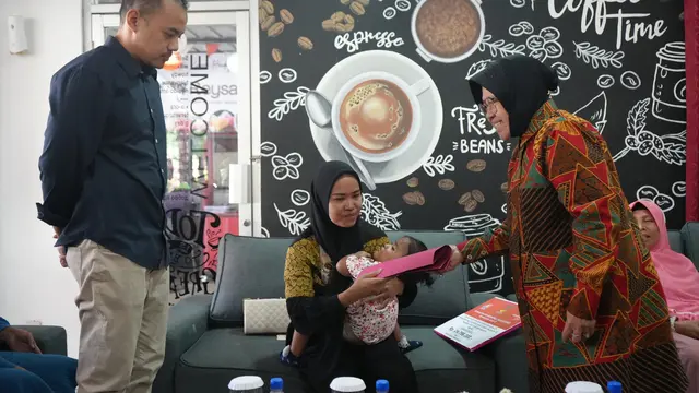 Mensos Risma Beri Bantuan Anak yang Idap Tumor hingga Radang Otak